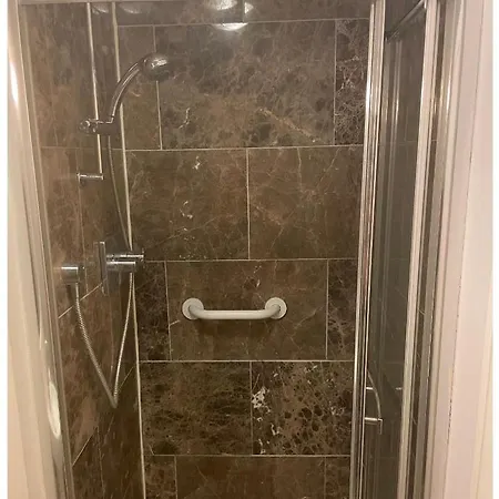 Homestay Modern En-suite On The Sea Front, The Is In An Affluent Town Of Dublin *