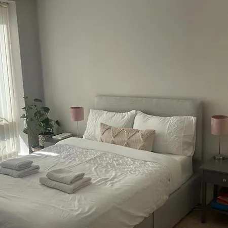 Modern En-suite On The Sea Front, The Is In An Affluent Town Of Dublin