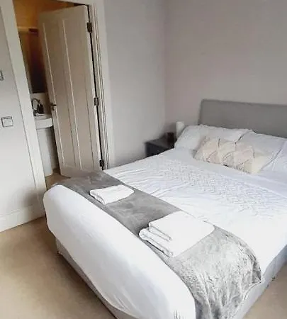 Modern En-suite On The Sea Front, The Is In An Affluent Town Of Dublin *