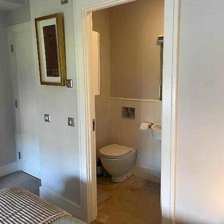 Modern En-suite On The Sea Front, The Is In An Affluent Town Of Dublin