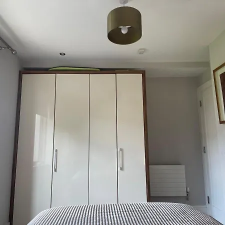 Homestay Modern En-suite On The Sea Front, The Is In An Affluent Town Of Dublin *